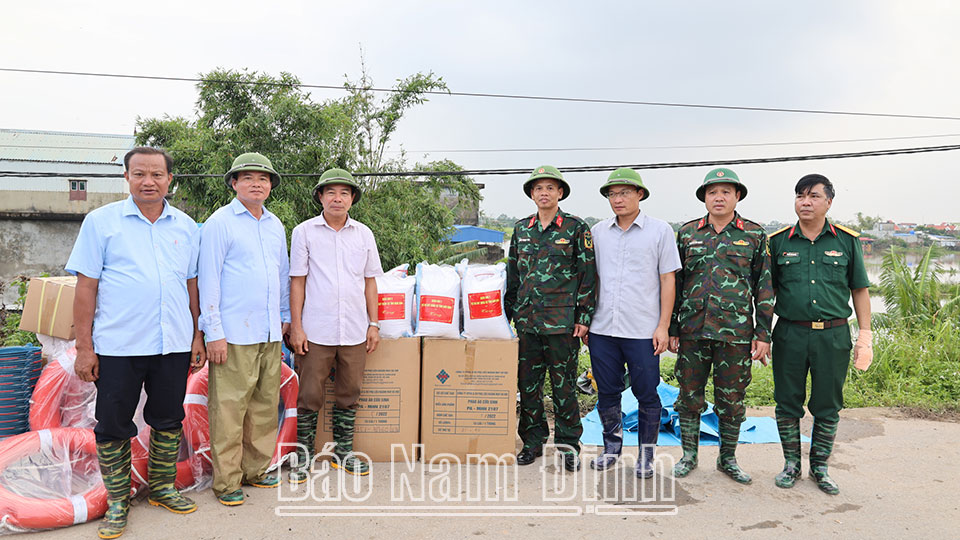 
Đoàn công tác của Quân khu 3 thăm hỏi, động viên, trao tặng hiện vật cho người dân thôn Lộ Xuyên 2, xã Phương Định. Dt2