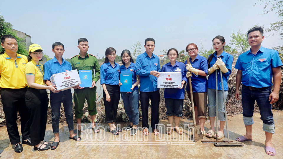 Lãnh đạo Trung ương Hội Sinh viên Việt Nam và Tỉnh Đoàn trao tặng quà cho đội hình tình nguyện. 