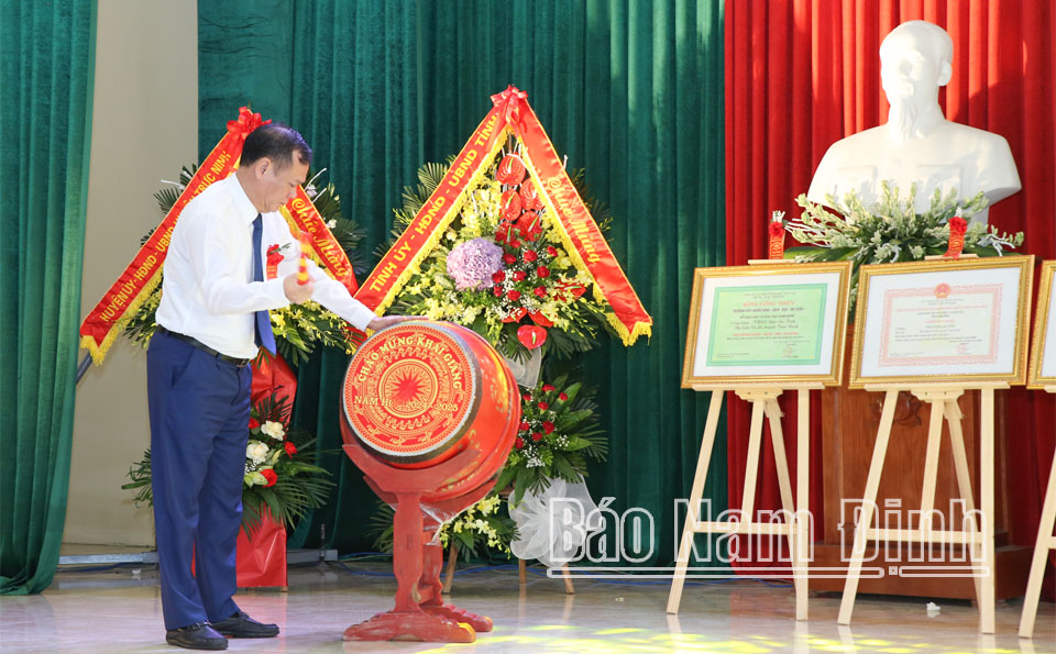 Đồng chí Phó Bí thư Thường trực Tỉnh ủy Lê Quốc Chỉnh đánh trống khai giảng năm học mới 2024-2025.