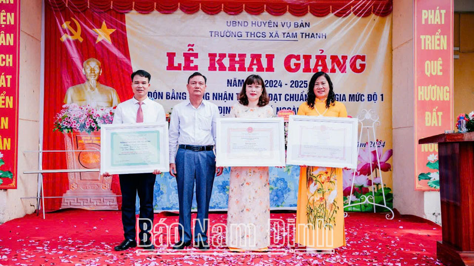 Được sự ủy quyền, lãnh đạo xã Tam Thanh trao Bằng công nhận trường đạt chuẩn quốc gia, đạt kiểm định chất lượng giáo dục và chuẩn xanh - sạch - đẹp - an toàn cho  Trường THCS Tam Thanh (Vụ Bản)