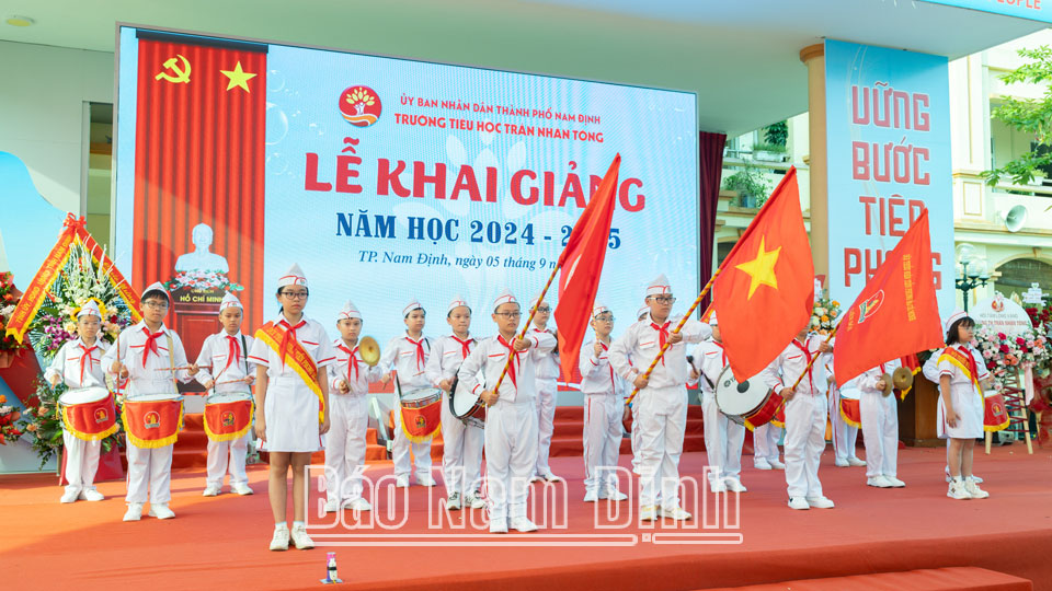 Đội nghi thức trường Tiểu học Trần Nhân Tông tại Lễ khai giảng năm học mới. 