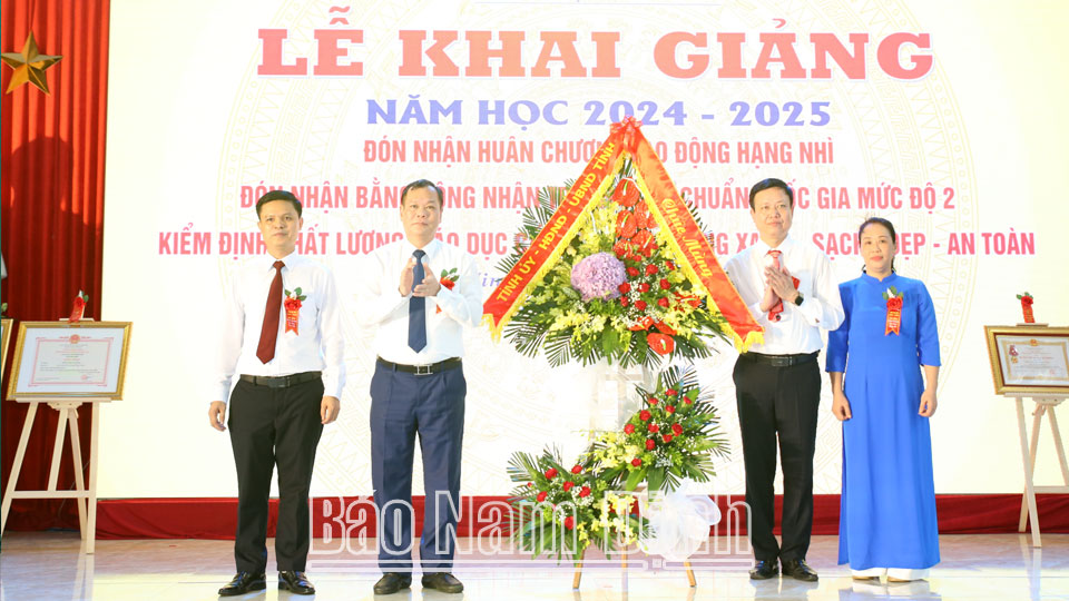 Nhân dịp năm học mới, đồng chí Phó Bí thư Thường trực Tỉnh ủy Lê Quốc Chỉnh trao tặng lẵng hoa tươi thắm chúc mừng tập thể trường THCS Đào Sư Tích.