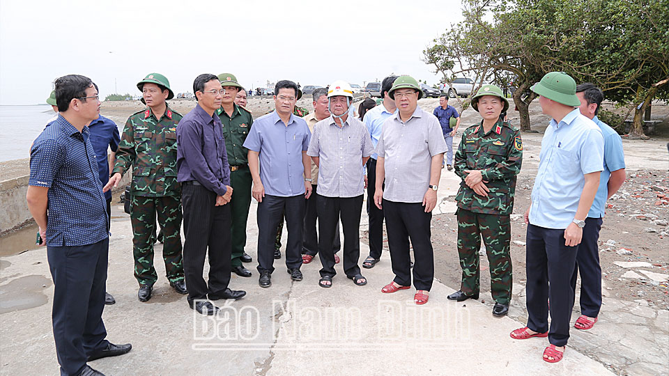 Bộ trưởng Bộ NN và PTNT Lê Minh Hoan và Bí thư Tỉnh ủy Phạm Gia Túc, lãnh đạo Quân khu 3 kiểm tra tuyến đê kè biển Thịnh Long (Hải Hậu). (ĐT 4)