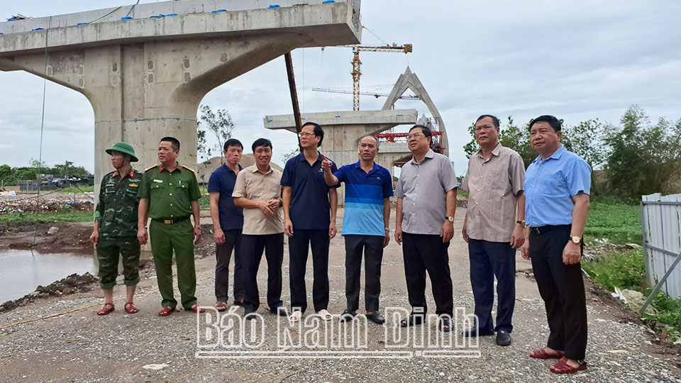 Các đồng chí lãnh đạo tỉnh, thành phố kiểm tra tiến độ công trình thi công cầu vượt sông Đào nối từ đường Song Hào đến đường Vũ Hữu Lợi.