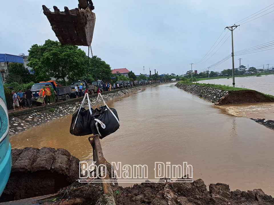 Thành phố Nam Định huy động các lực lượng, thiết bị đắp bờ ngăn tràn; tổ chức làm đường tạm để đưa thiết bị, máy móc, vật tư vào điểm sạt lở; thực hiện đóng bao cát chống tràn, đóng cọc… để kịp thời khắc phục sự cố. Dt4