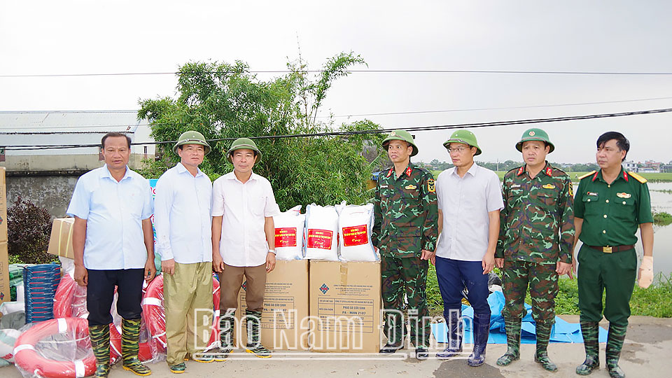 Lãnh đạo Bộ CHQS tỉnh trao quà hỗ trợ người dân bị ảnh hưởng trong vùng ngập lụt tại huyện Trực Ninh. Dt4