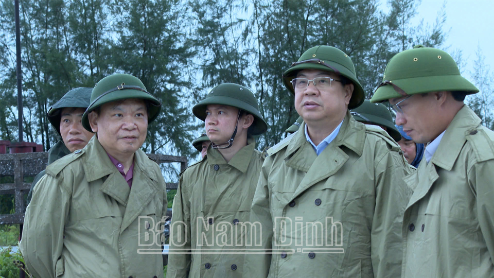 Đồng chí Bí thư Tỉnh ủy Phạm Gia Túc đến kiểm tra khu vực bối Nội Xuyên, xã Phương Định (Trực Ninh)