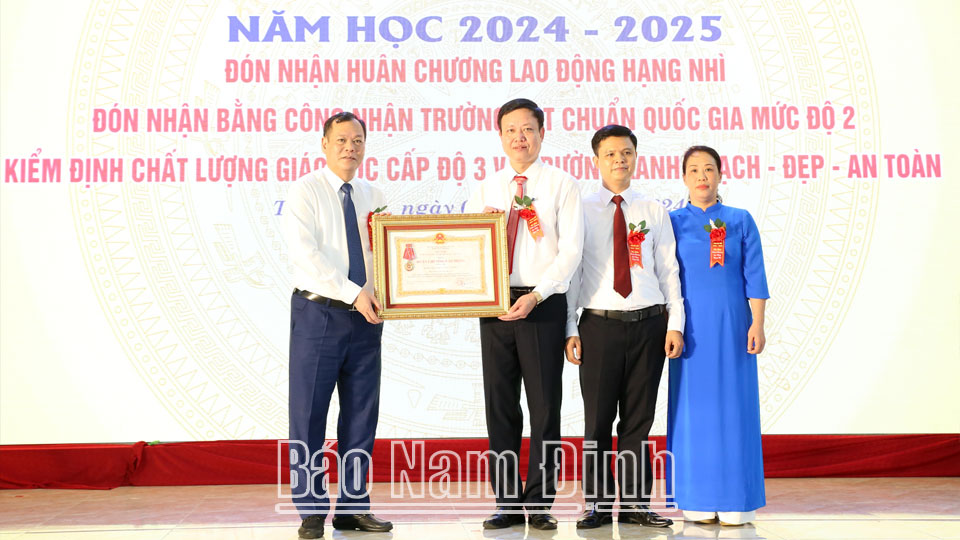 Đồng chí Phó Bí thư Thường trực Tỉnh ủy Lê Quốc Chỉnh dự Lễ khai giảng năm học mới tại Trường THCS Đào Sư Tích