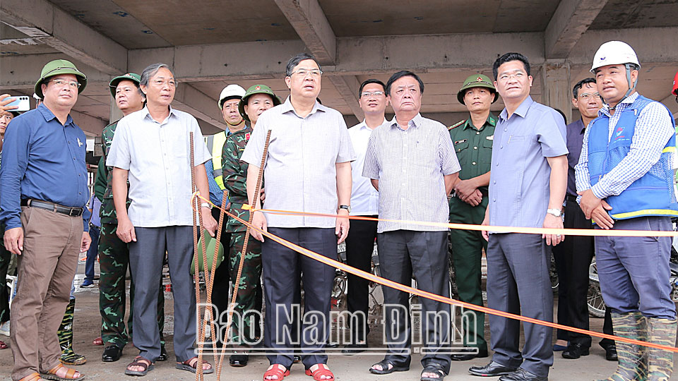 Bộ trưởng Bộ NN và PTNT Lê Minh Hoan và Bí thư Tỉnh ủy Phạm Gia Túc, lãnh đạo Quân khu 3 kiểm tra công tác đảm bảo an toàn tại KCN Rạng Đông (Nghĩa Hưng). (ĐT 5)