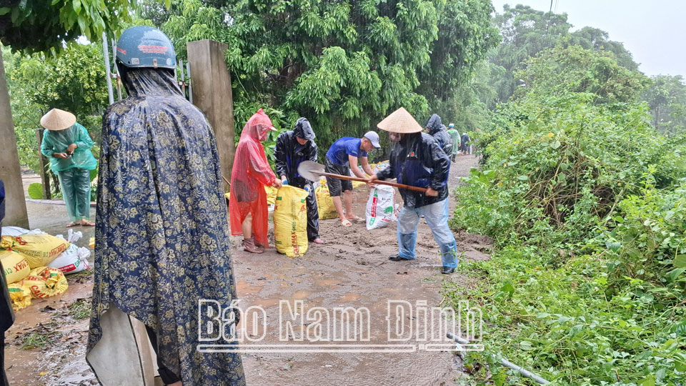 Lực lượng chức năng thực hiện các biện pháp bảo vệ cống Vạn Diệp, xã Nam Phong (thành phố Nam Định)