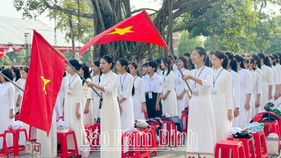 Nữ sinh Trường THPT A Nghĩa Hưng chào đón năm học mới.