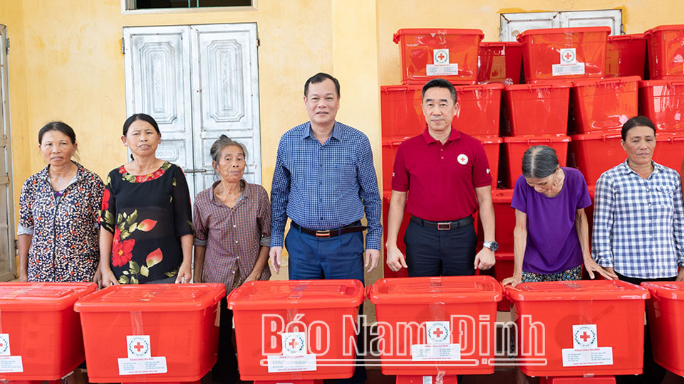 Đồng chí Phó Bí thư Thường trực Tỉnh ủy Lê Quốc Chỉnh và lãnh đạo Hội Chữ Thập đỏ Việt Nam tặng quà hỗ trợ người dân bị ảnh hưởng bởi bão số 3 tại xã Nghĩa An (Nam Trực). Dt7