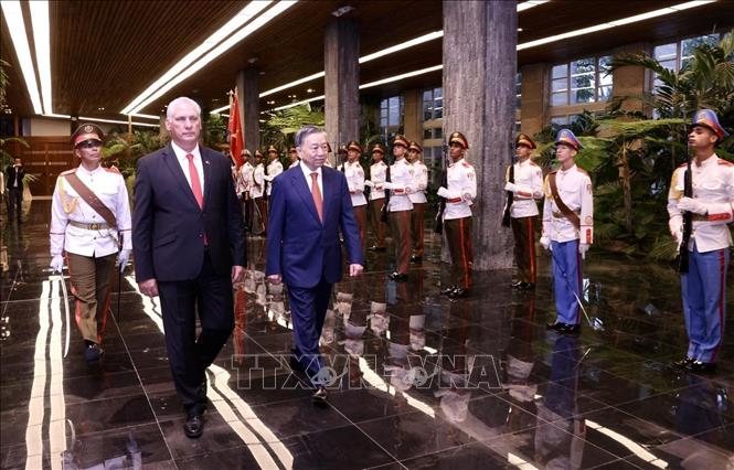 Tổng Bí thư, Chủ tịch nước Tô Lâm và Bí thư thứ nhất Đảng Cộng sản Cuba, Chủ tịch Cuba Miguel Diaz Canel Bermudez duyệt Đội danh dự