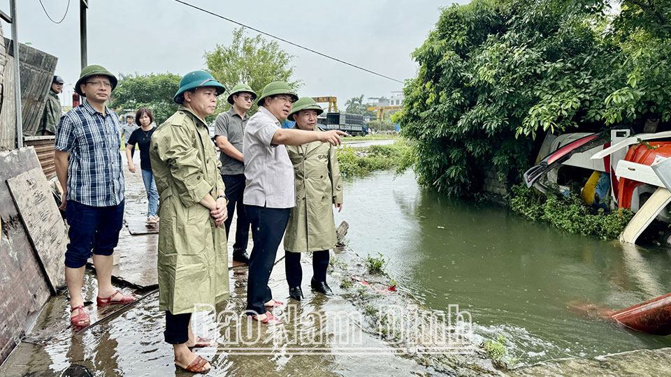 Các đồng chí lãnh đạo tỉnh kiểm tra công tác tiêu thoát nước nội đô thành phố Nam Định