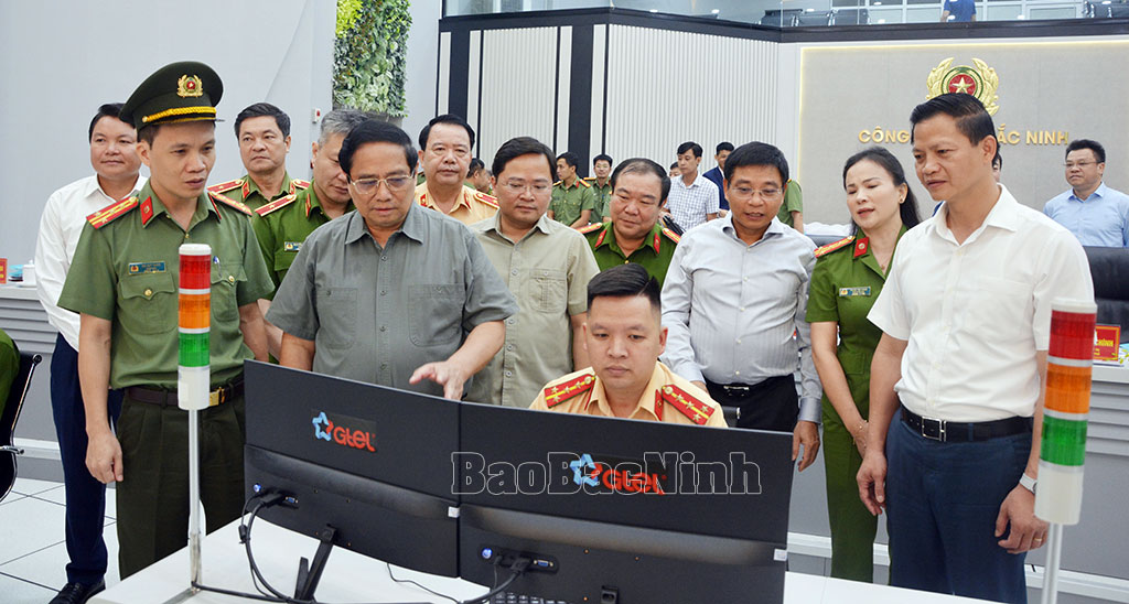 Thủ tướng Chính phủ Phạm Minh Chính cùng các đồng chí lãnh đạo và các đại biểu thăm Trung tâm Thông tin chỉ huy Công an tỉnh.