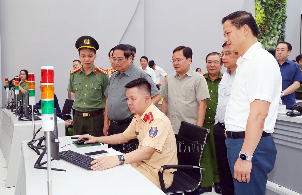 Thủ tướng Chính phủ Phạm Minh Chính cùng các đồng chí lãnh đạo và các đại biểu thăm Trung tâm Thông tin chỉ huy Công an tỉnh.

 