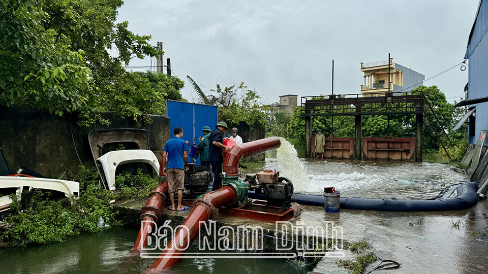 Bơm tiêu thoát nước nội đô thành phố Nam Định tại trạm bơm dã chiến khu vực Cống phai T3-11. 