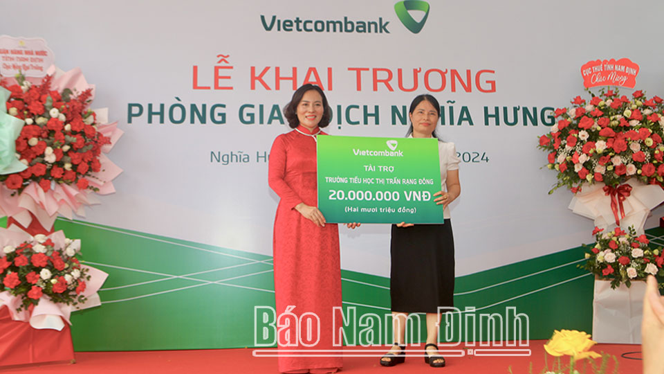 Bà Đoàn Thị Hồng Nga, Giám đốc Vietcombank Nam Định trao tặng tiền tài trợ cho Trường Tiểu học thị trấn Rạng Đông.