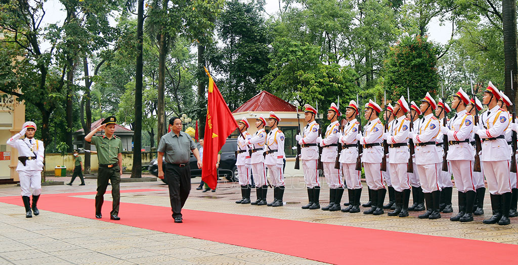 Thủ tướng Chính phủ Phạm Minh Chính duyệt đội danh dự Công an tỉnh.