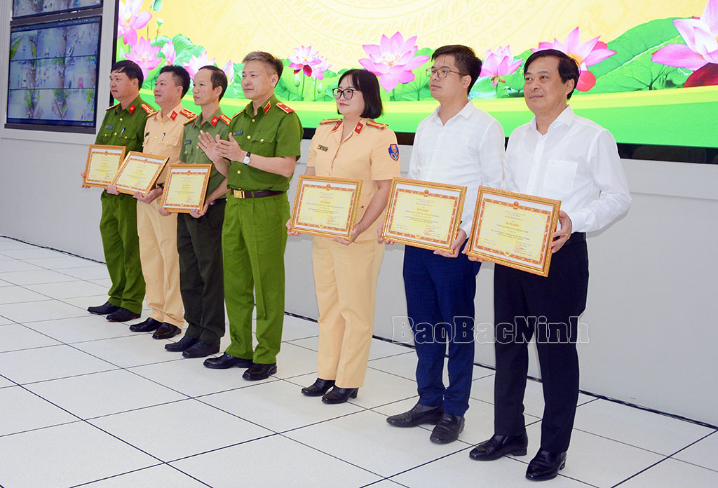 Thứ trưởng Bộ Công an, Thiếu tướng Nguyễn Ngọc Lâm trao Bằng khen của Bộ trưởng Bộ Công an cho các tập thể có thành tích.

 