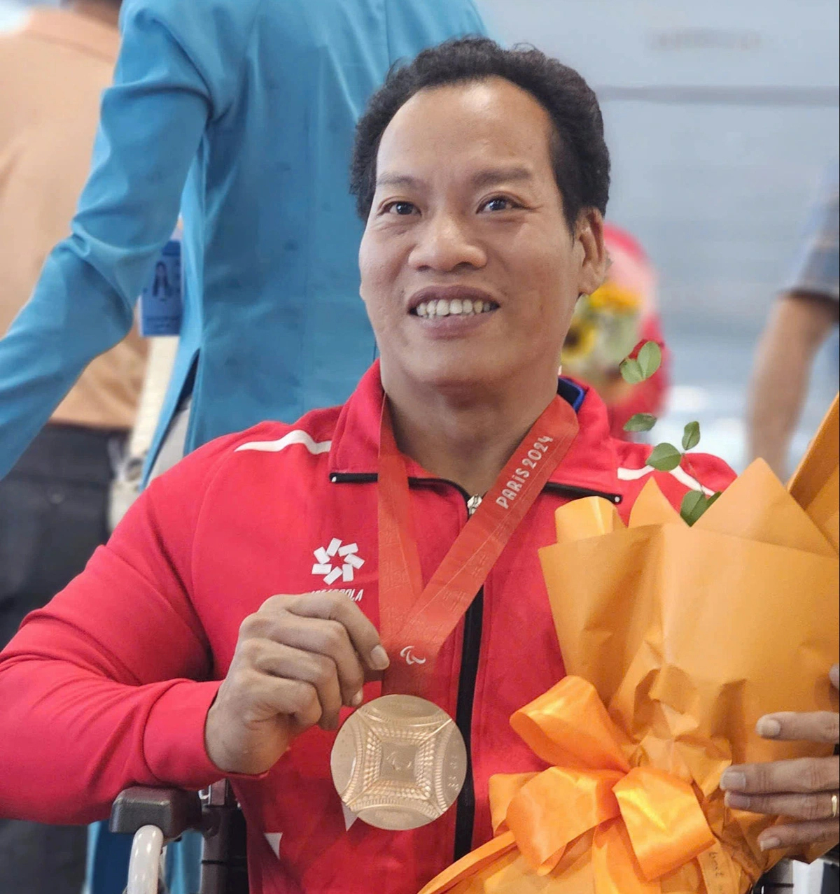 Lực sĩ Lê Văn Công khoe tấm HCĐ Paralympic 2024. (Ảnh QUÝ LƯỢNG)