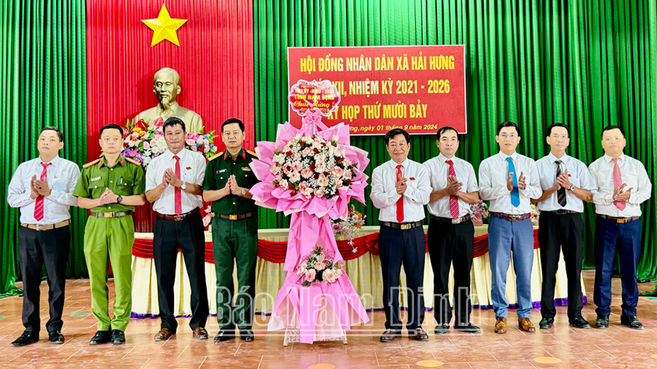 Đại tá Nguyễn Bá Thịnh, Ủy viên Ban TVTU, Chỉ huy trưởng Bộ CHQS tỉnh tặng hoa các đồng chí trúng cử các chức danh Thường trực HĐND, UBND xã Hải Hưng (Hải Hậu) nhiệm kỳ 2021-2026.