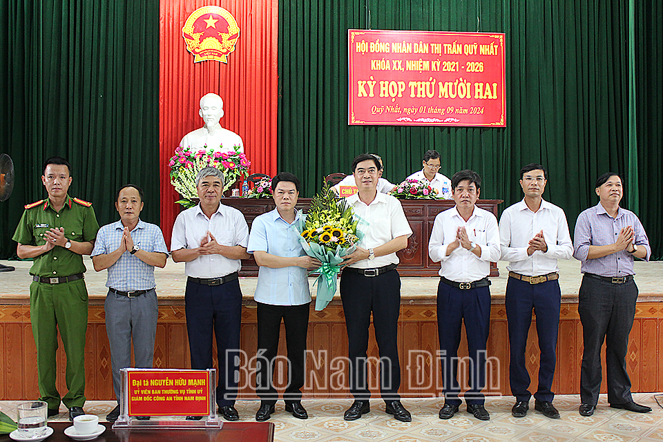 Đại tá Nguyễn Hữu Mạnh, Ủy viên Ban TVTU, Giám đốc Công an tỉnh tặng hoa chúc mừng lãnh đạo UBND thị trấn Quỹ Nhất nhiệm kỳ 2021-2026.