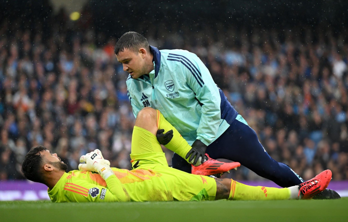 Thủ môn Raya chấn thương trong trận Arsenal gặp Man City. (Ảnh: Getty).