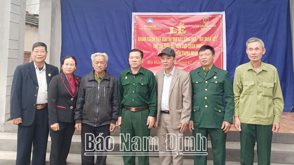 Hội Cựu chiến binh huyện Ý Yên bàn giao nhà Đại đoàn kết cho hội viên có hoàn cảnh khó khăn tại xã Phú Hưng.