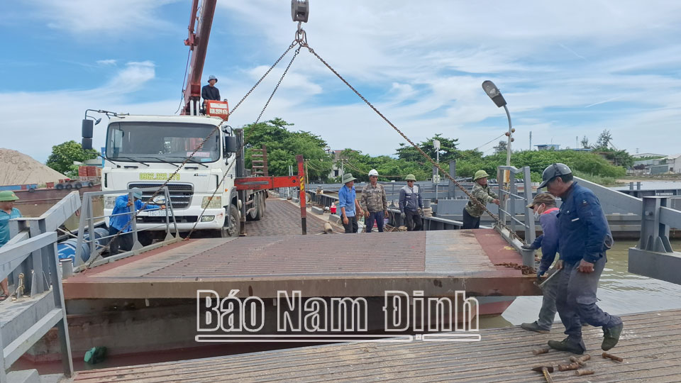 Sửa chữa 2 phao thép (phao số 9 và phao dự phòng) của bến cầu phao Ninh Cường phục vụ nhu cầu đi lại của nhân dân.