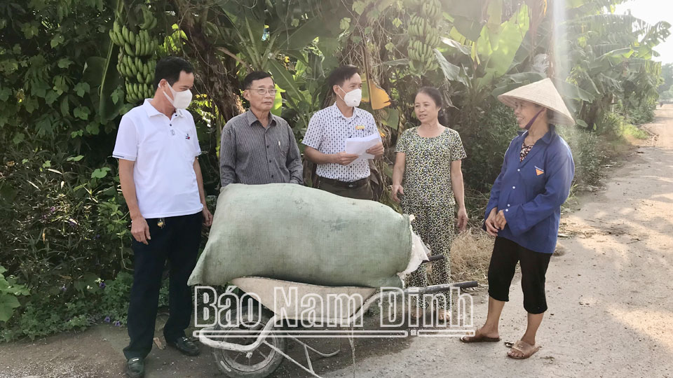 Cán bộ tổ dân phố 2 Dương Xá, phường Lộc Hòa (thành phố Nam Định) tuyên truyền người dân tích cực tham gia bảo vệ môi trường sống xanh - sạch - đẹp.