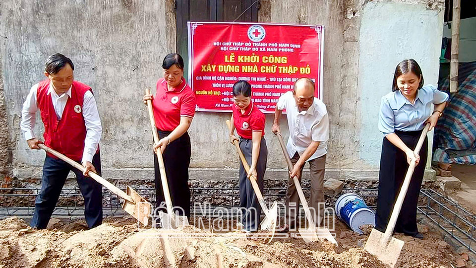 Hội Chữ thập đỏ thành phố Nam Định khởi công xây dựng “Nhà Chữ thập đỏ” cho gia đình bà Dương Thị Khuê ở phường Nam Phong.