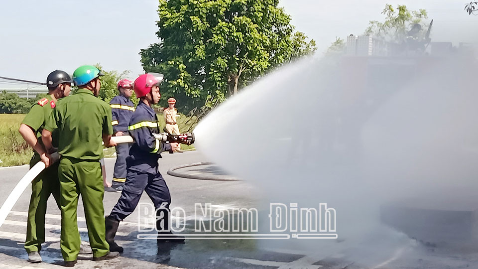 Công an huyện Nam Trực và thành viên Tổ liên gia an toàn phòng cháy chữa cháy thị trấn Nam Giang (Nam Trực) thực hành xử lý tình huống xảy ra cháy tại khu dân cư.