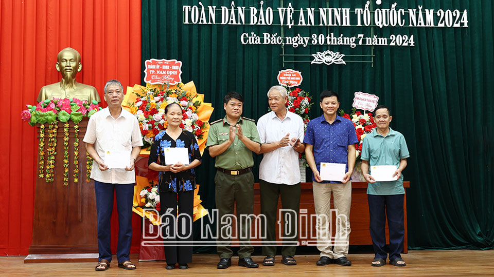 Lãnh đạo Công an thành phố Nam Định trao quà cho các gia đình có hoàn cảnh khó khăn tại Ngày hội toàn dân bảo vệ an ninh Tổ quốc phường Cửa Bắc.