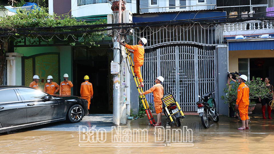 Công ty Điện lực Nam Định kiểm tra an toàn trước khi cấp điện cho người dân. (ĐT)