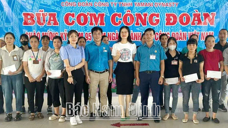 “Bữa cơm Công đoàn” 
ấm tình đoàn viên