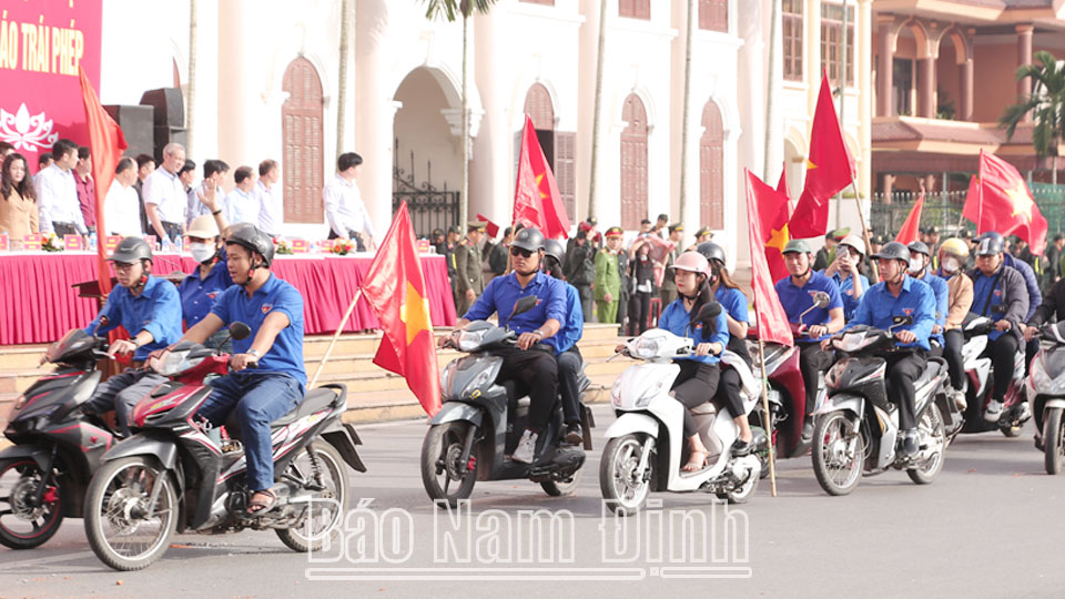 Đoàn viên, thanh niên ra quân tuyên truyền phòng cháy, chữa cháy, vận động giao nộp vũ khí, vật liệu nổ, công cụ hỗ trợ.