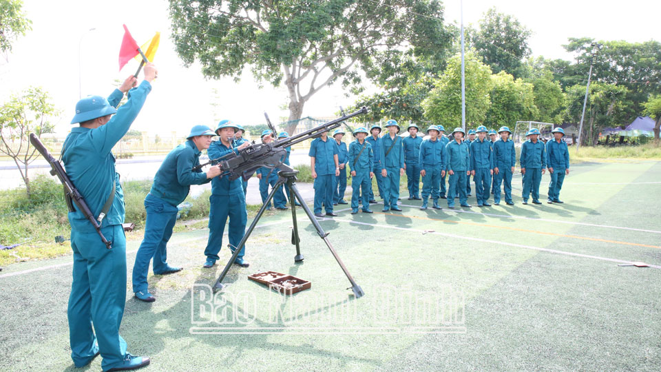 Lực lượng dân quân tự vệ thị trấn Quất Lâm huấn luyện sử dụng súng máy phòng không 12,7mm.