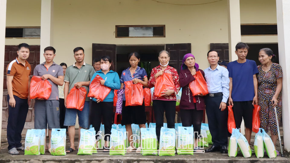 Lãnh đạo Hội Nông dân tỉnh phối hợp với Công ty TNHH Toản Xuân tặng quà cho hội viên nông dân có hoàn cảnh khó khăn. (ĐT)