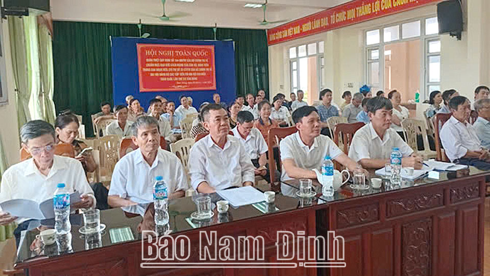 Cán bộ, đảng viên xã Nam Hùng (Nam Trực) tham gia học tập, quán triệt Quy định số 144-QĐ/TW và Chỉ thị số 35-CT/TW của Bộ Chính trị.