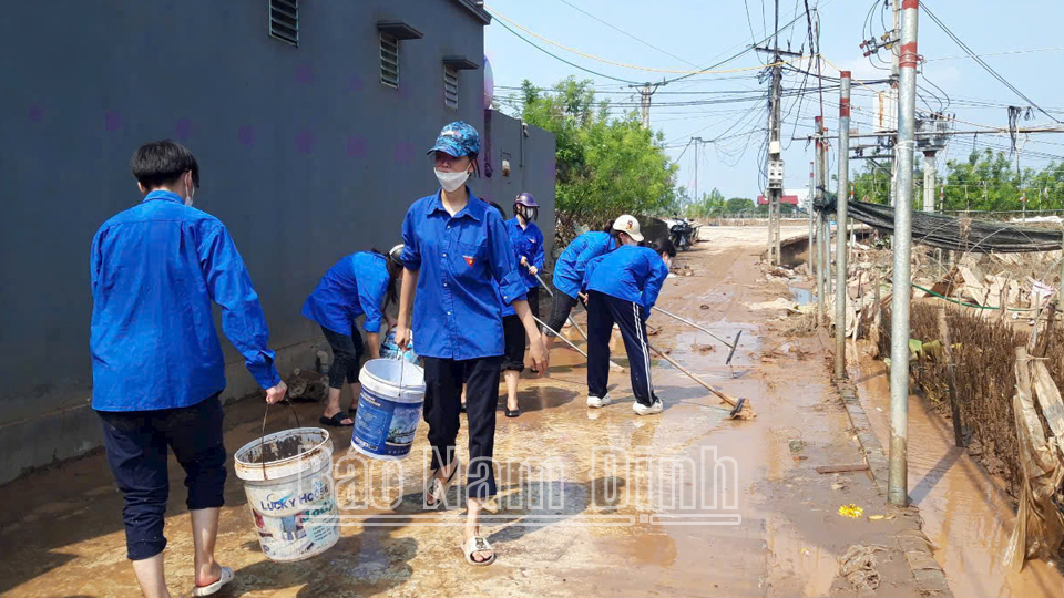 Hơn 200 đoàn viên Trường Đại học Điều dưỡng Nam Định cùng với lực lượng đoàn xã Mỹ Tân giúp người dân dọp vệ sinh môi trường, đồ dùng sinh hoạt. Ảnh Việt Thắng 