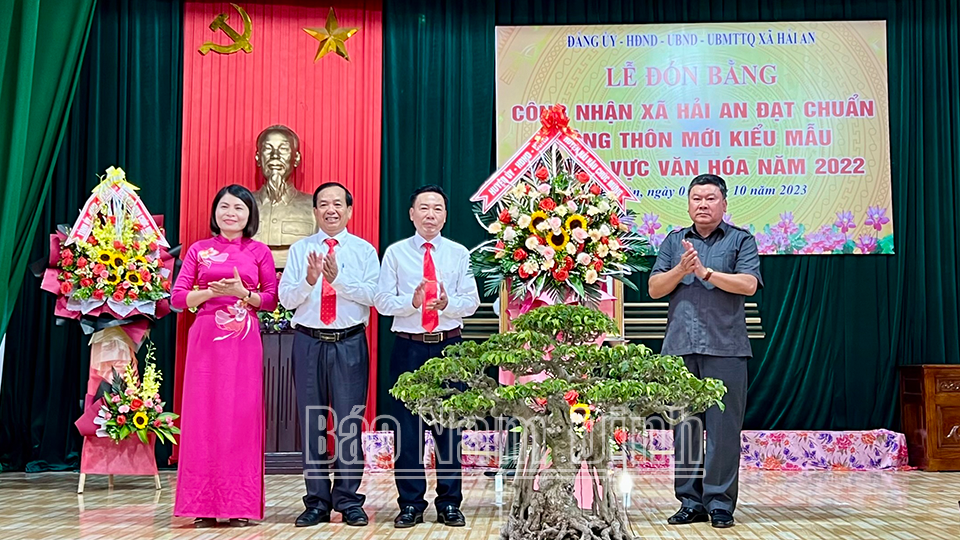 Đồng chí Trần Minh Hải, TUV, Bí thư Huyện uỷ Hải Hậu tặng lẵng hoa chúc mừng Đảng bộ, chính quyền và nhân dân xã Hải An.