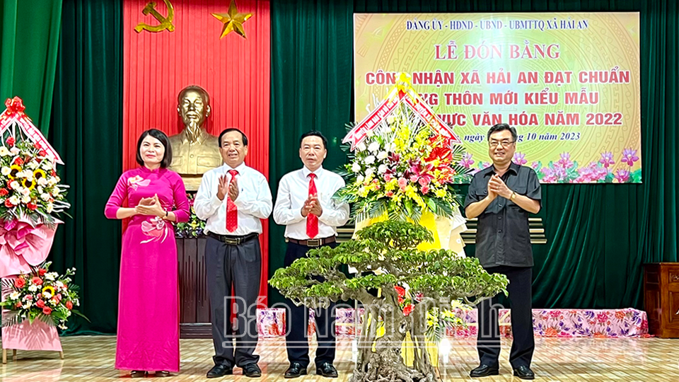 Đồng chí Nguyễn Văn Tuấn, nguyên Phó Bí thư Tỉnh uỷ, Chủ tịch UBND tỉnh tặng lẵng hoa chúc mừng Đảng bộ, chính quyền và nhân dân xã Hải An.
