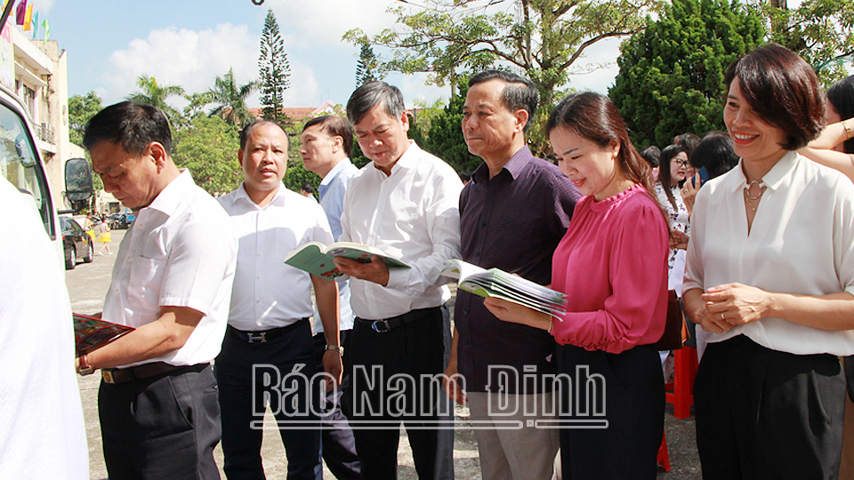 Đồng chí Phó Chủ tịch UBND tỉnh Trần Lê Đoài và các đại biểu tham quan thư viện lưu động của Thư viện tỉnh.