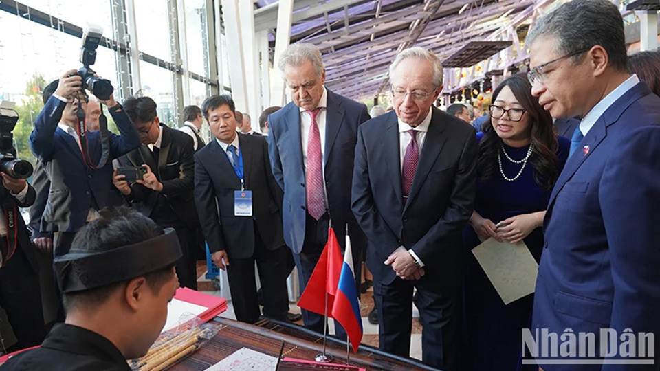 Đại sứ Đặng Minh Khôi cùng Thứ trưởng Ngoại giao Nga Mikhail Galuzin, Chủ nhiệm Ủy ban Đối ngoại thành phố Saint Petersburg Evgeny Grigoriev xem viết thư pháp tại Lễ kỷ niệm 78 năm Quốc khánh Việt Nam tại Liên bang Nga. (Ảnh: XUÂN HƯNG)
