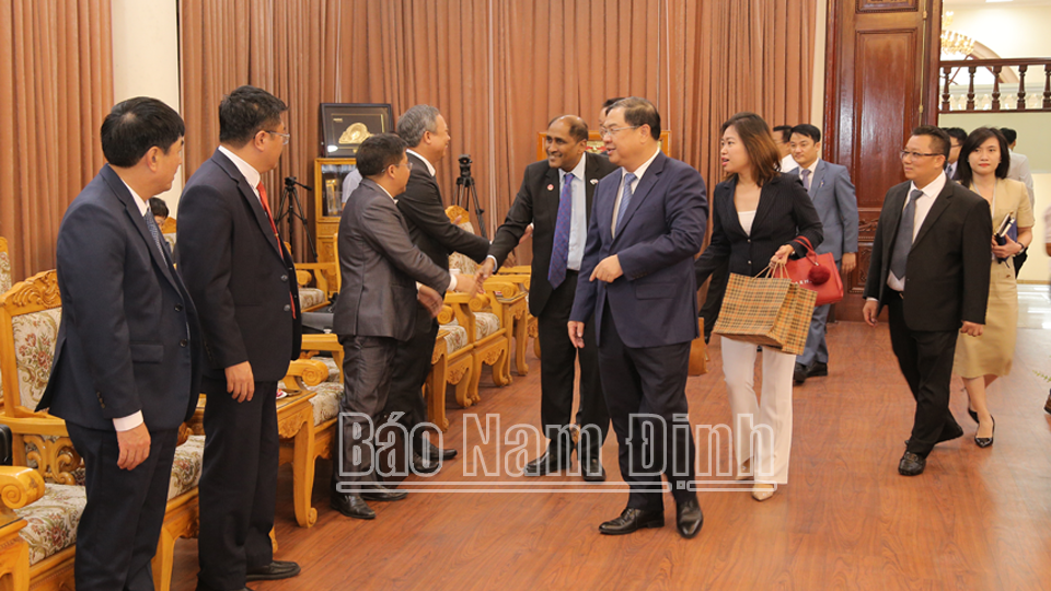 Các đồng chí lãnh đạo tỉnh đón tiếp Ngài Jaya Ratnam, Đại sứ đặc mệnh toàn quyền Cộng hòa Singapore tại Việt Nam.
