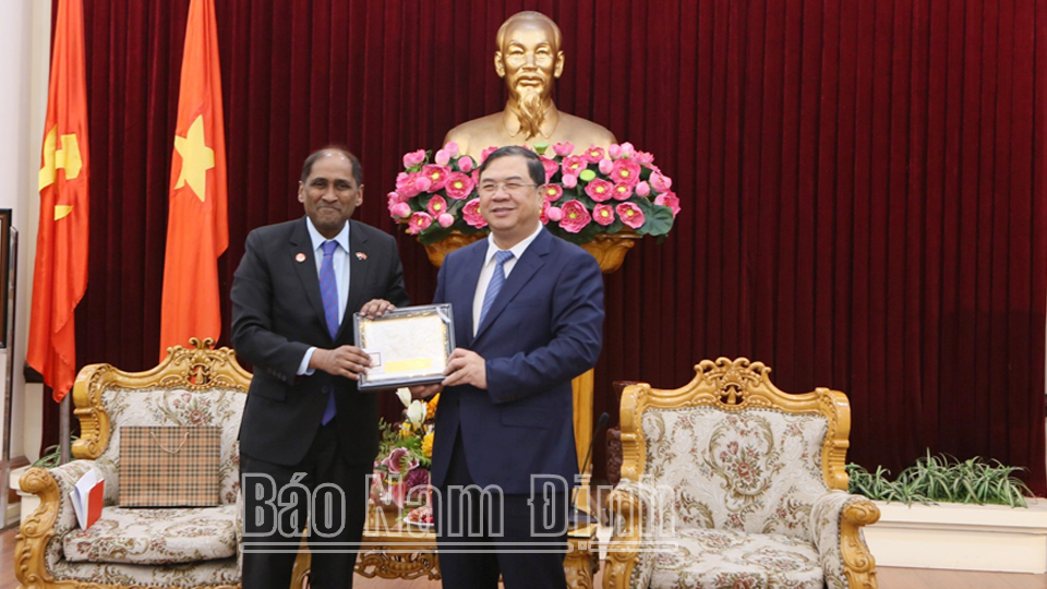 Ngài Jaya Ratnam, Đại sứ đặc mệnh toàn quyền Cộng hòa Singapore tại Việt Nam trao tặng quà lưu niệm cho đồng chí Phạm Gia Túc, Ủy viên BCH Trung ương Đảng, Bí thư Tỉnh ủy.

