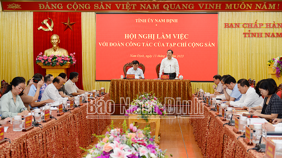 Quang cảnh buổi làm việc.