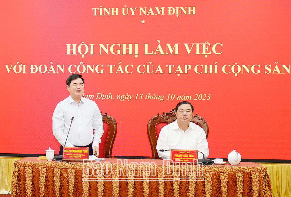 Đồng chí PGS.TS Phạm Minh Tuấn, Phó Tổng Biên tập Phụ trách Tạp chí Cộng sản phát biểu tại buổi làm việc.
