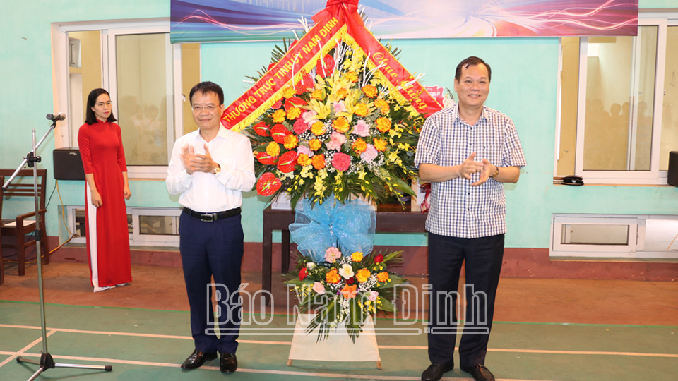 Đồng chí Lê Quốc Chỉnh, Phó Bí thư Thường trực Tỉnh uỷ, Chủ tịch HĐND tỉnh, Trưởng đoàn Đoàn đại biểu Quốc hội tỉnh tặng hoa chúc mừng Ban tổ chức Giải.